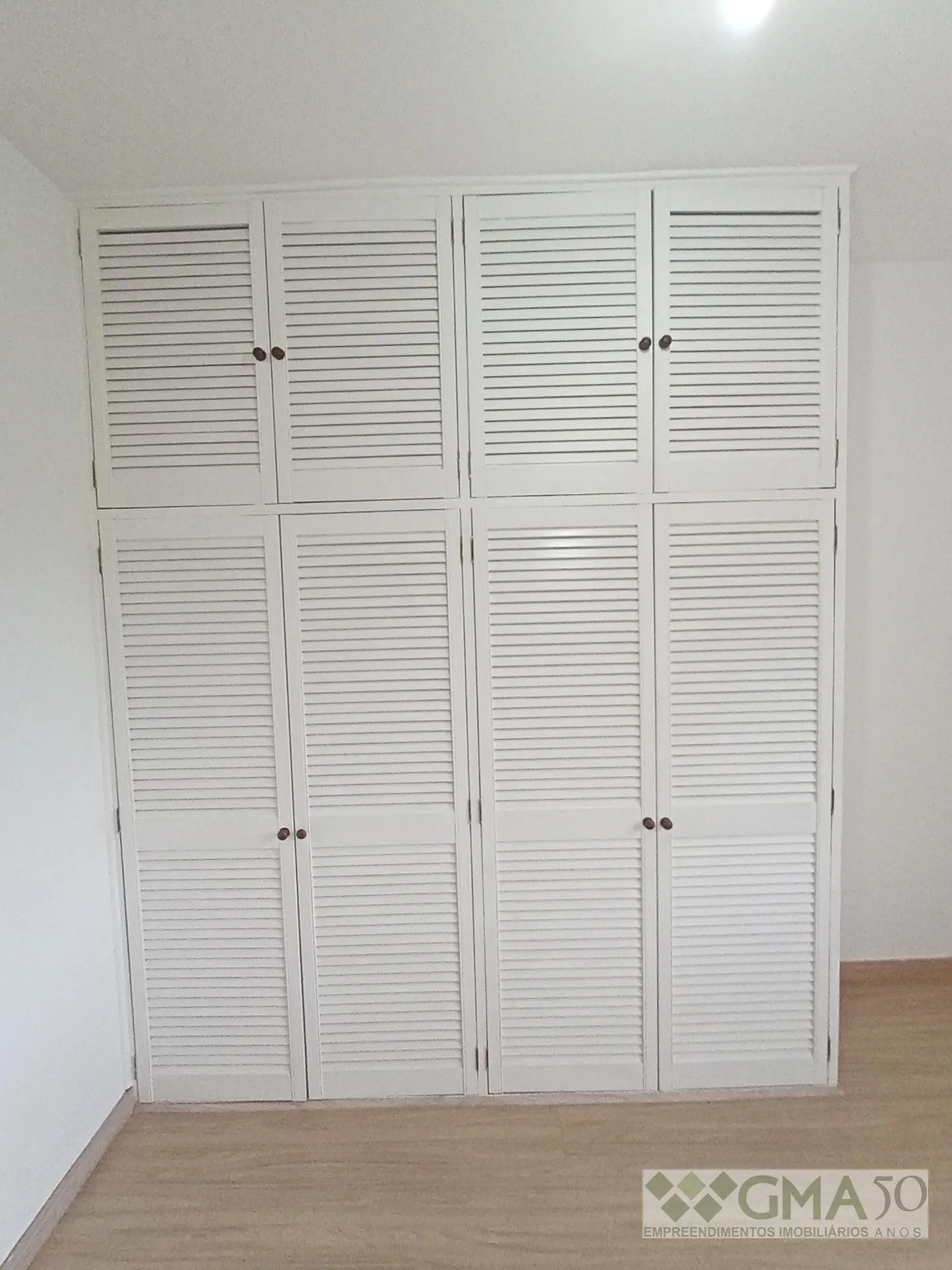 Wood or laminate floors in a 3-bedroom apartment, 92 m² — photo 12