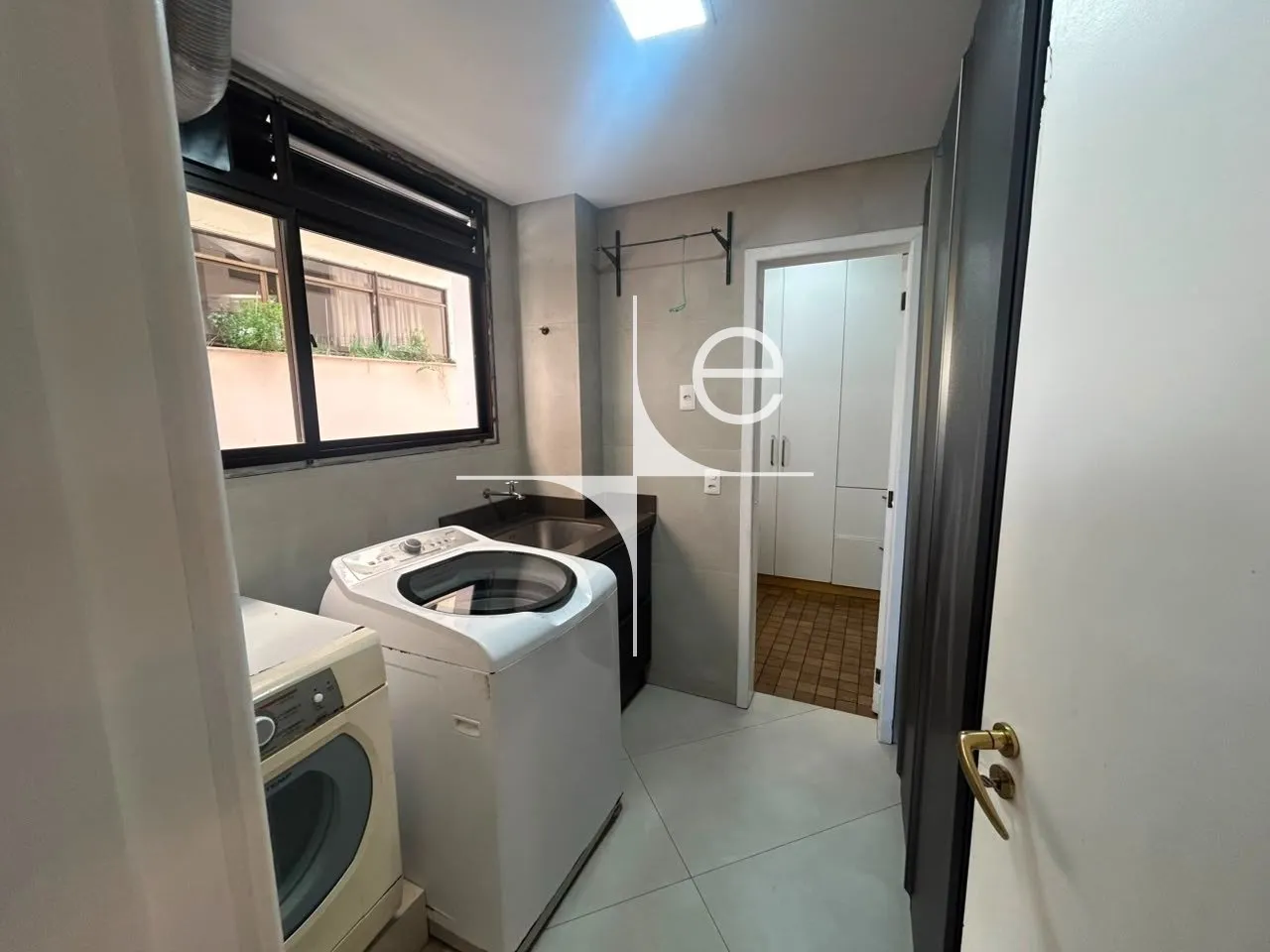 254 m² apartment with a walk-in closet and a home office — photo 31