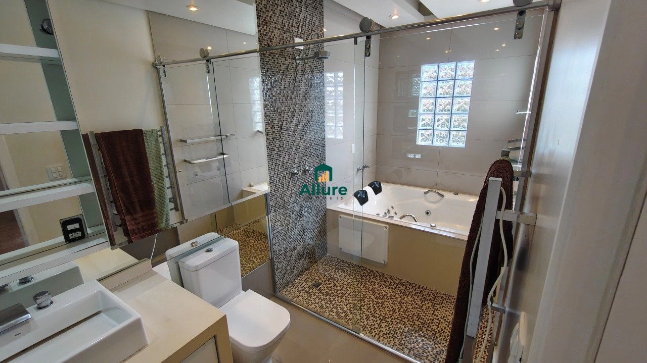 Bathtub in a 3-bedroom house, 181 m² — photo 12