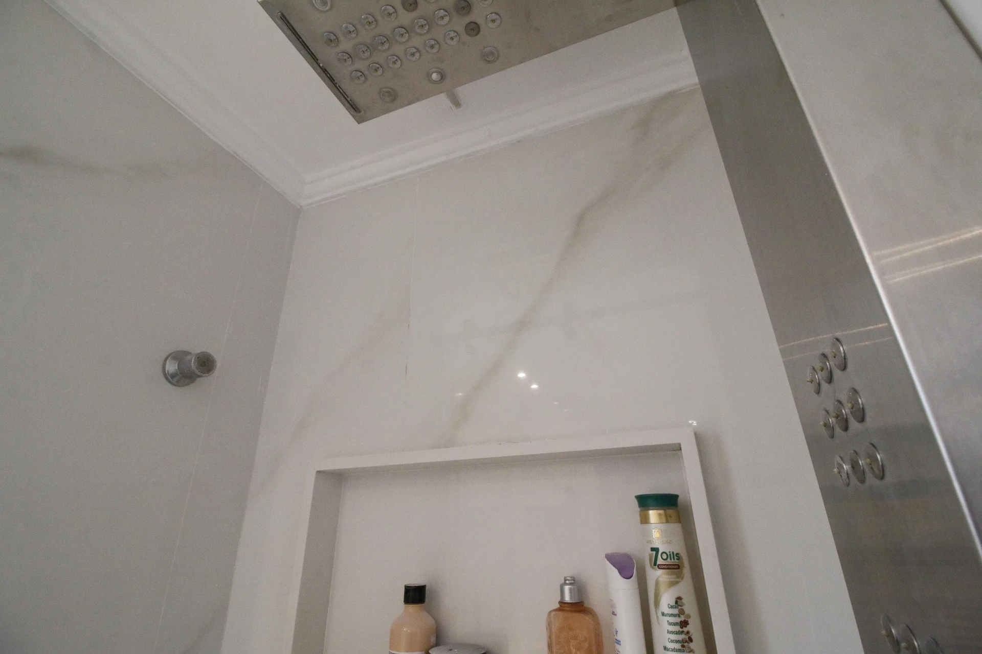 Walk-in closet in a 2-bedroom apartment, 90 m² — photo 29