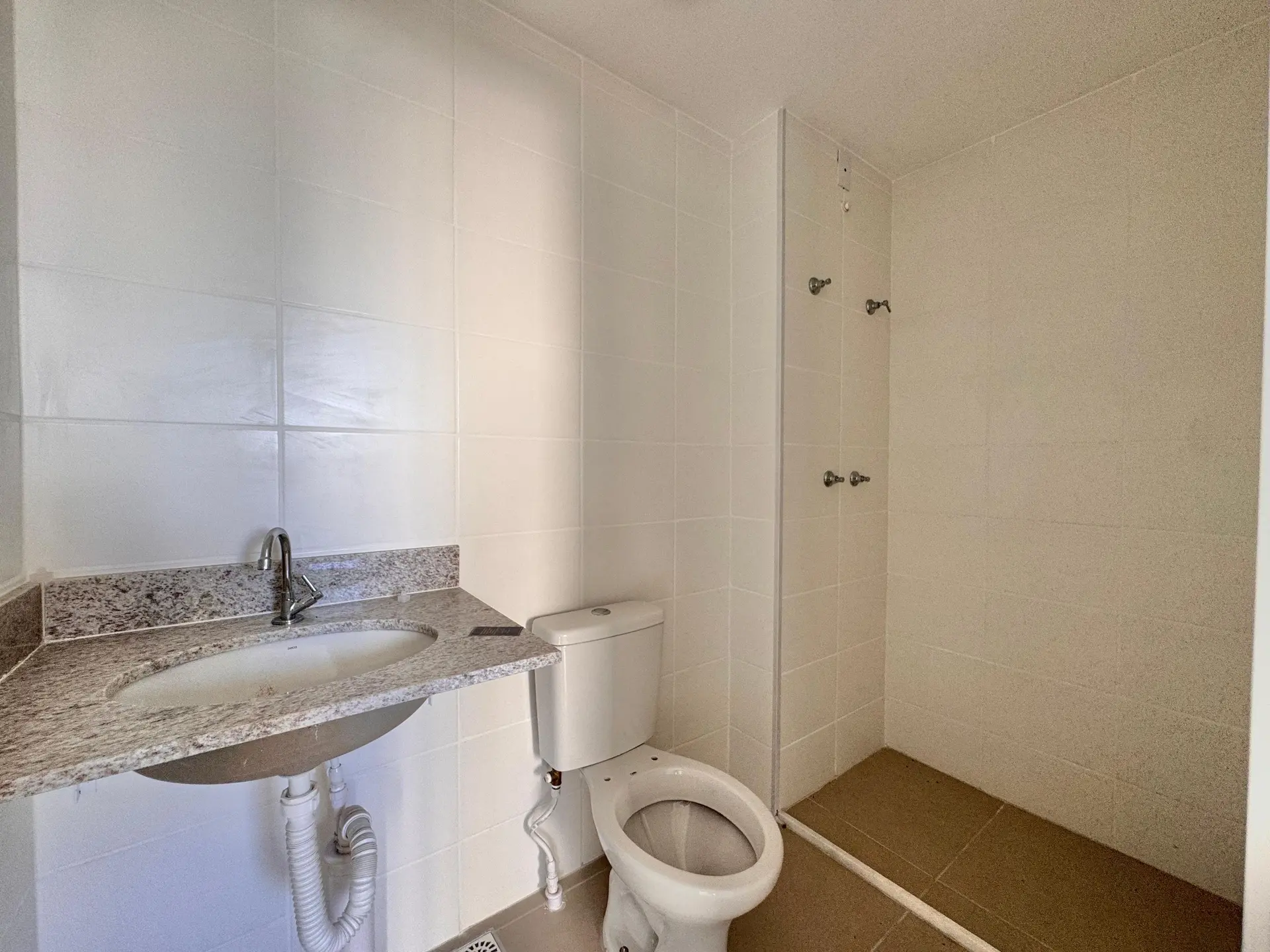 Unfurnished 2-bedroom apartment with parking and balcony — photo 33