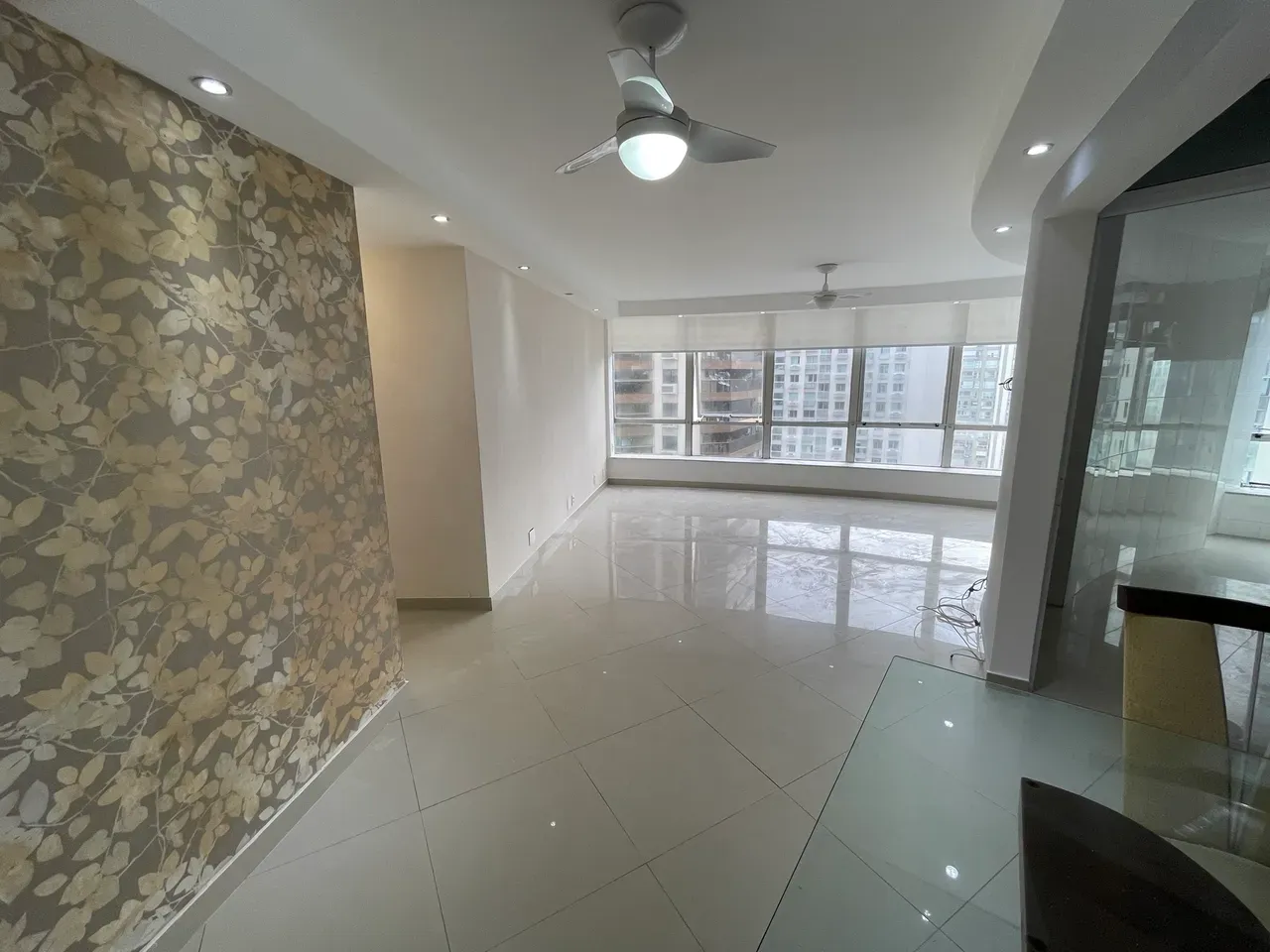 Unfurnished apartment with floor to ceiling windows — photo 4