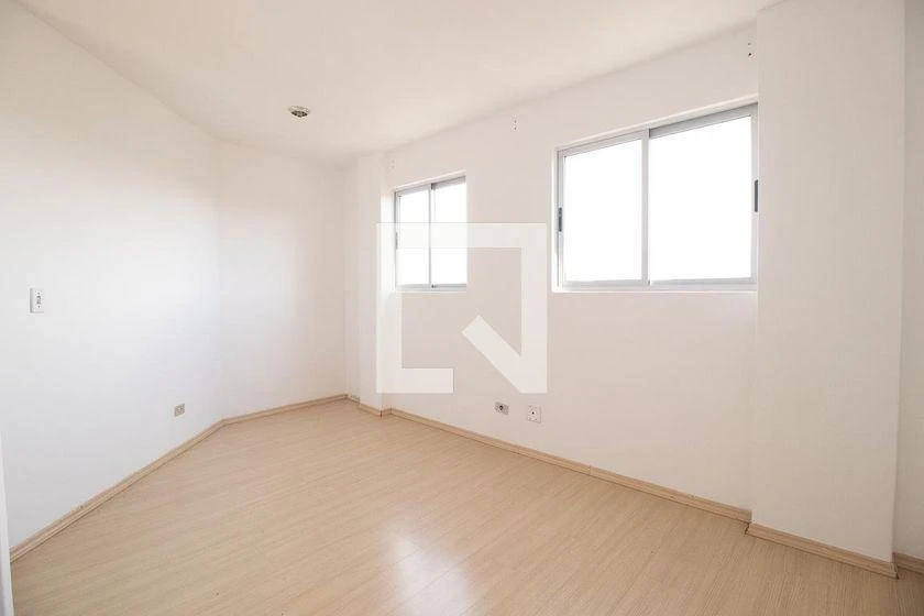 One-bedroom apartment with wood or laminate floors — photo 5