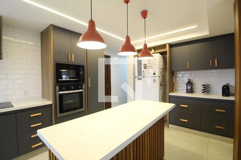 Furnished 4-bedroom apartment with 245 m² and glass balcony — photo 10