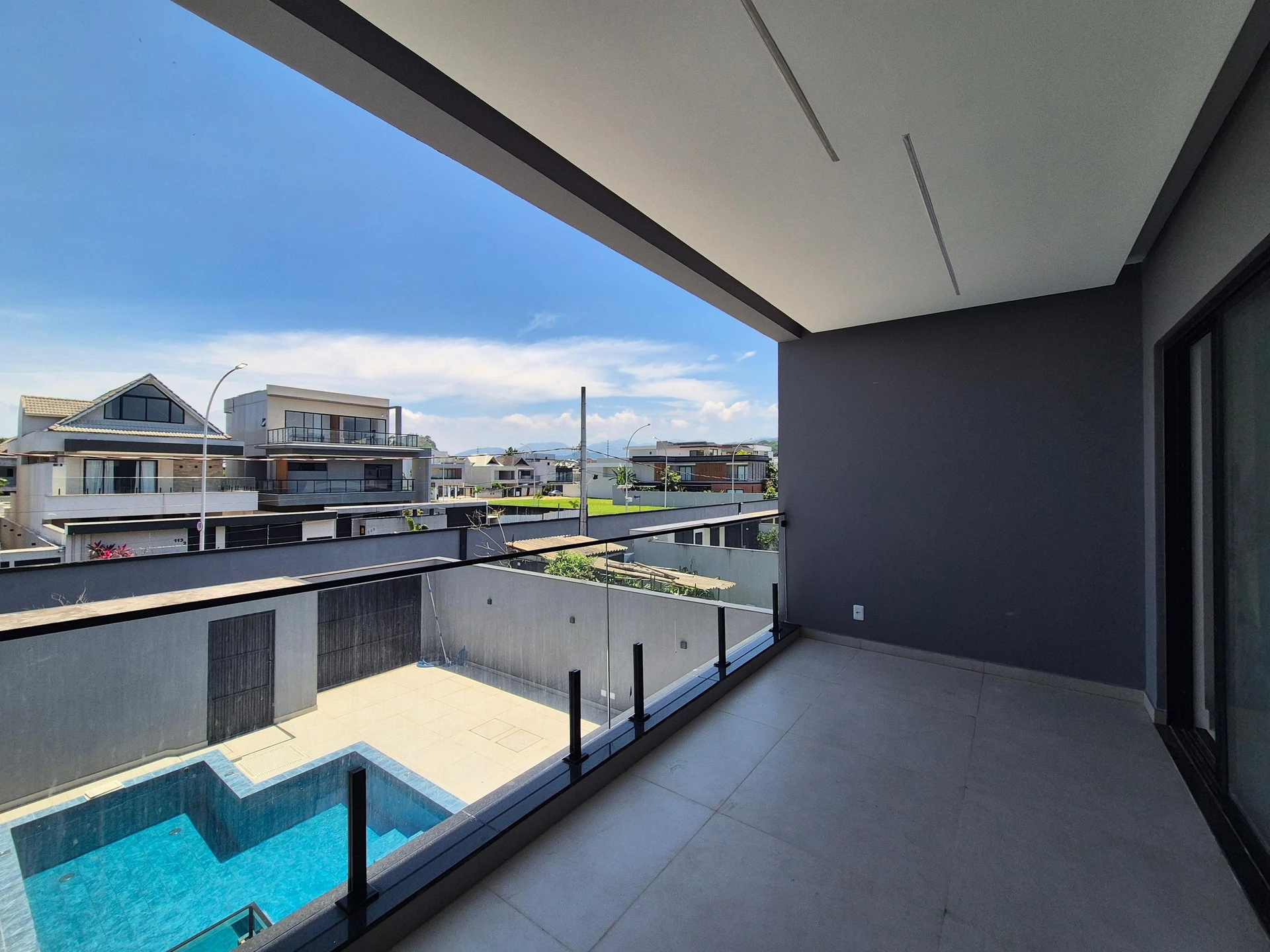 Ventanales de piso a techo y 5 dormitorios: casa de 403 m² — photo 34