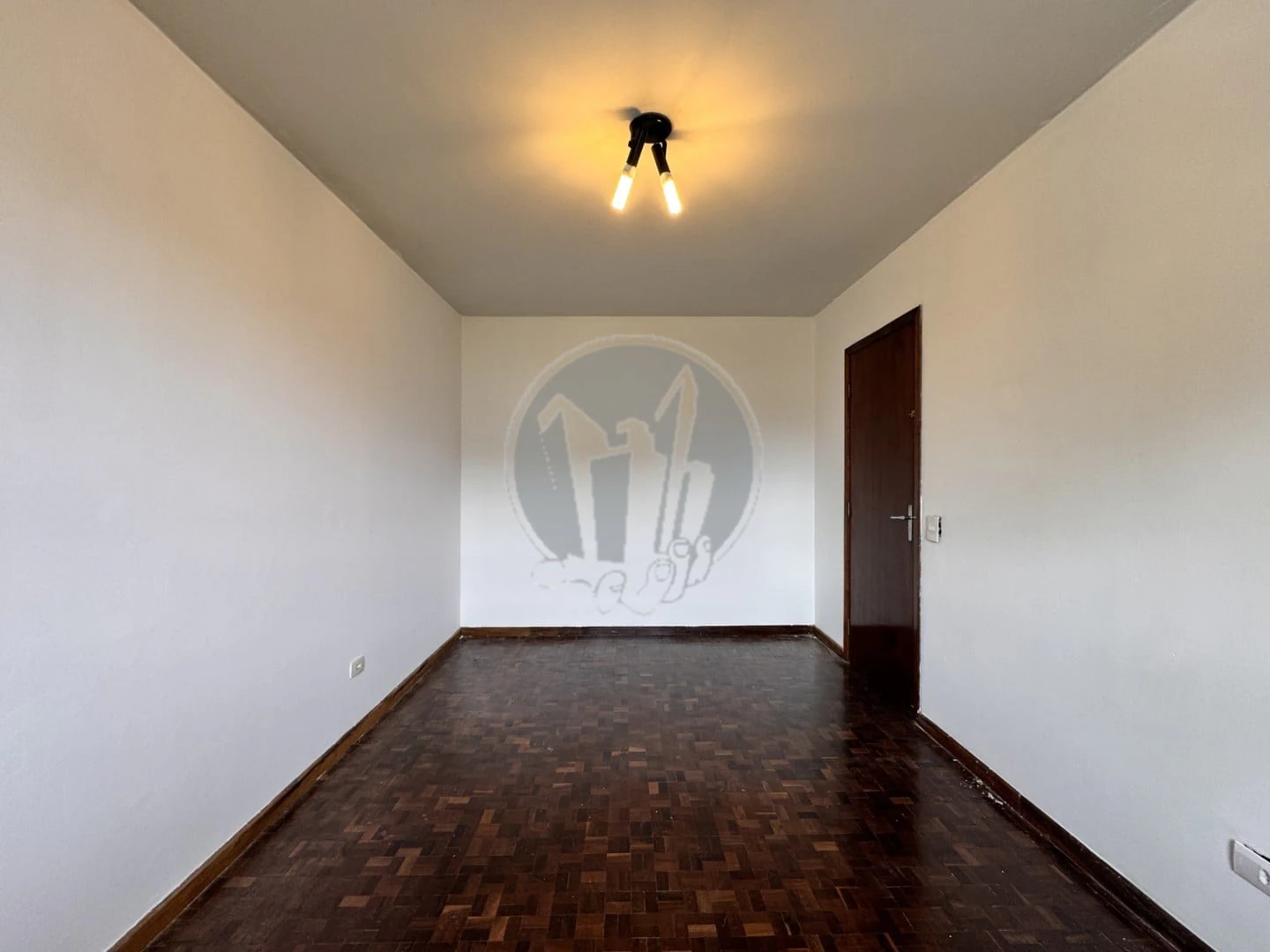 Apartamento de 2 quartos com piso de madeira ou laminado