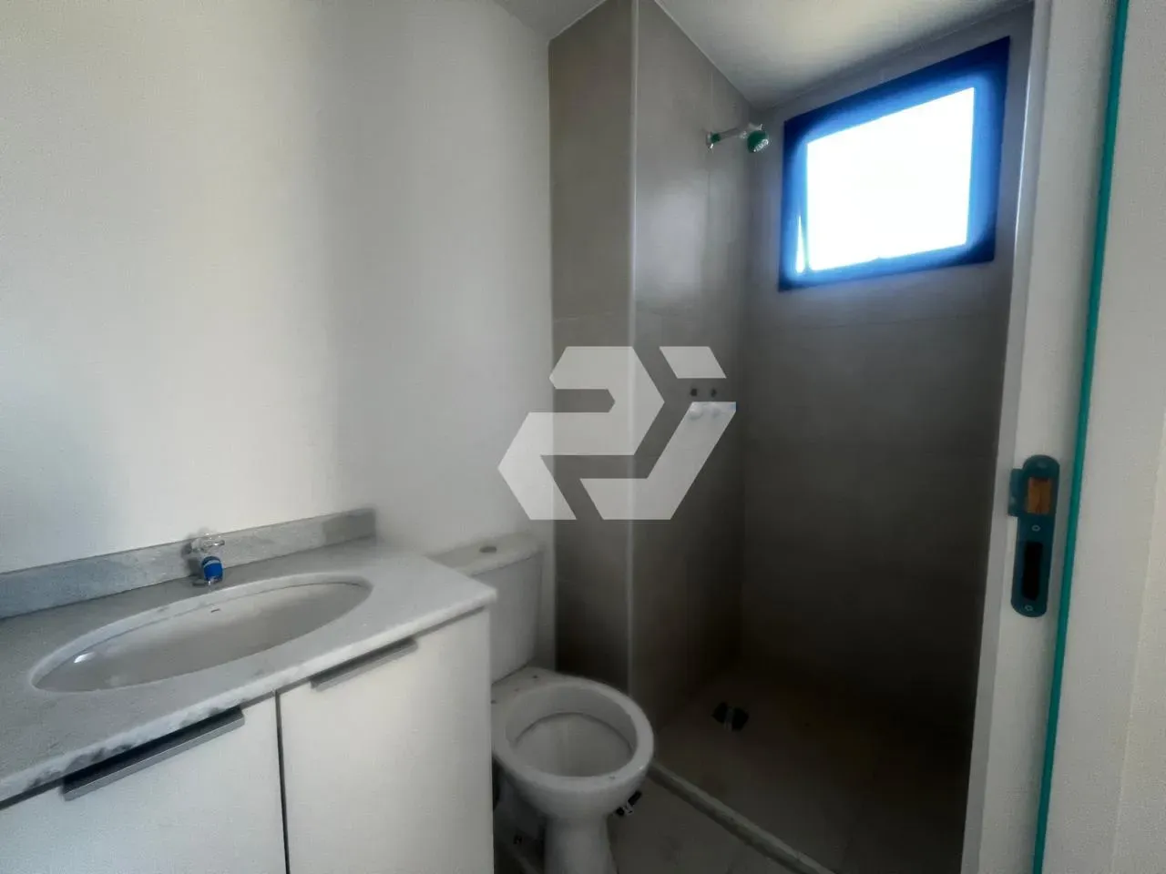 Unfurnished apartment with 2 bedrooms and a balcony — photo 17