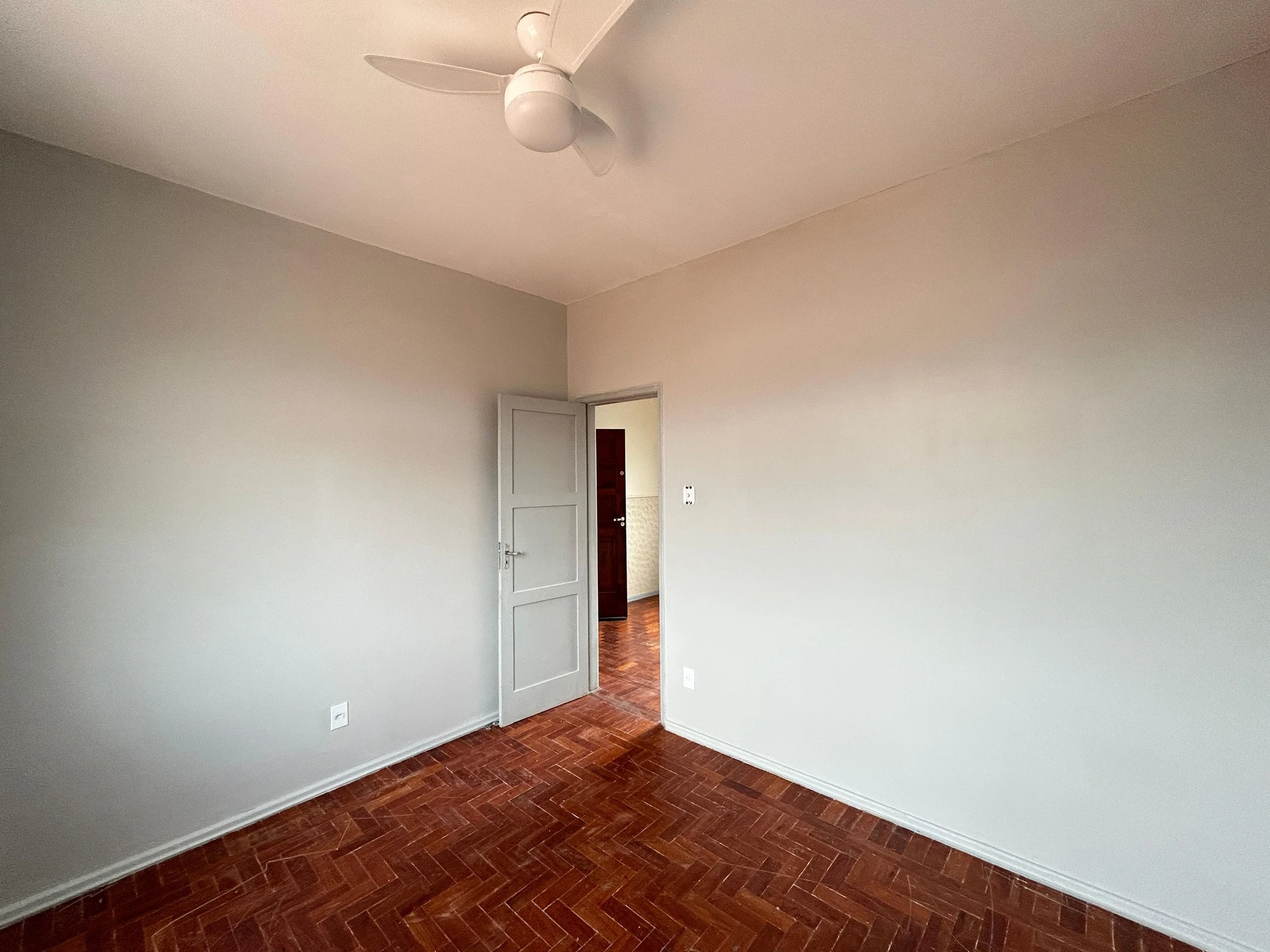 Casa de 2 quartos com piso de madeira ou laminado — photo 15