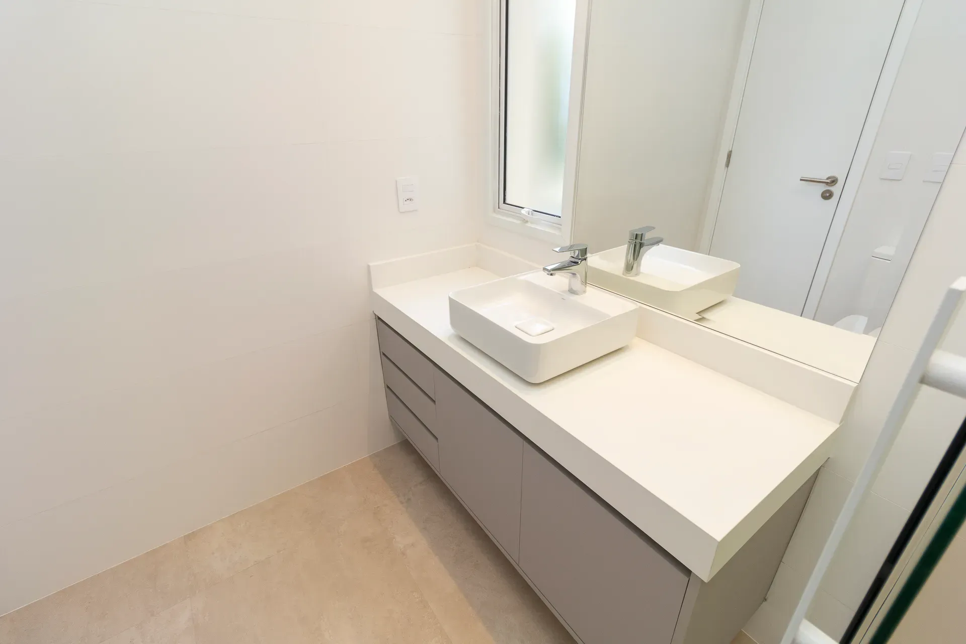 Unfurnished 4-bedroom apartment with 5 bathrooms — photo 43