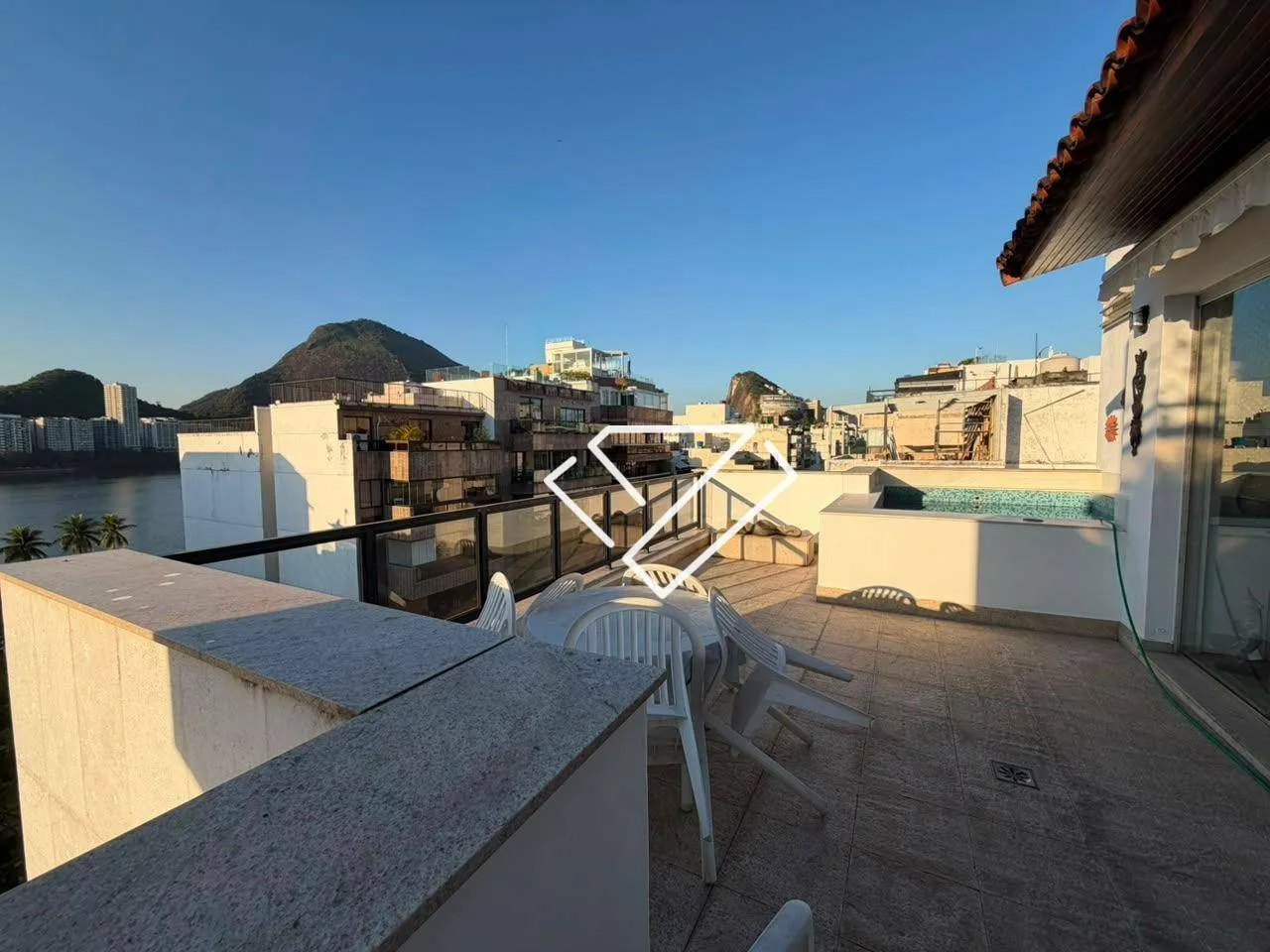 Penthouse with 3 bedrooms, 4 bathrooms and enclosed balcony — photo 20