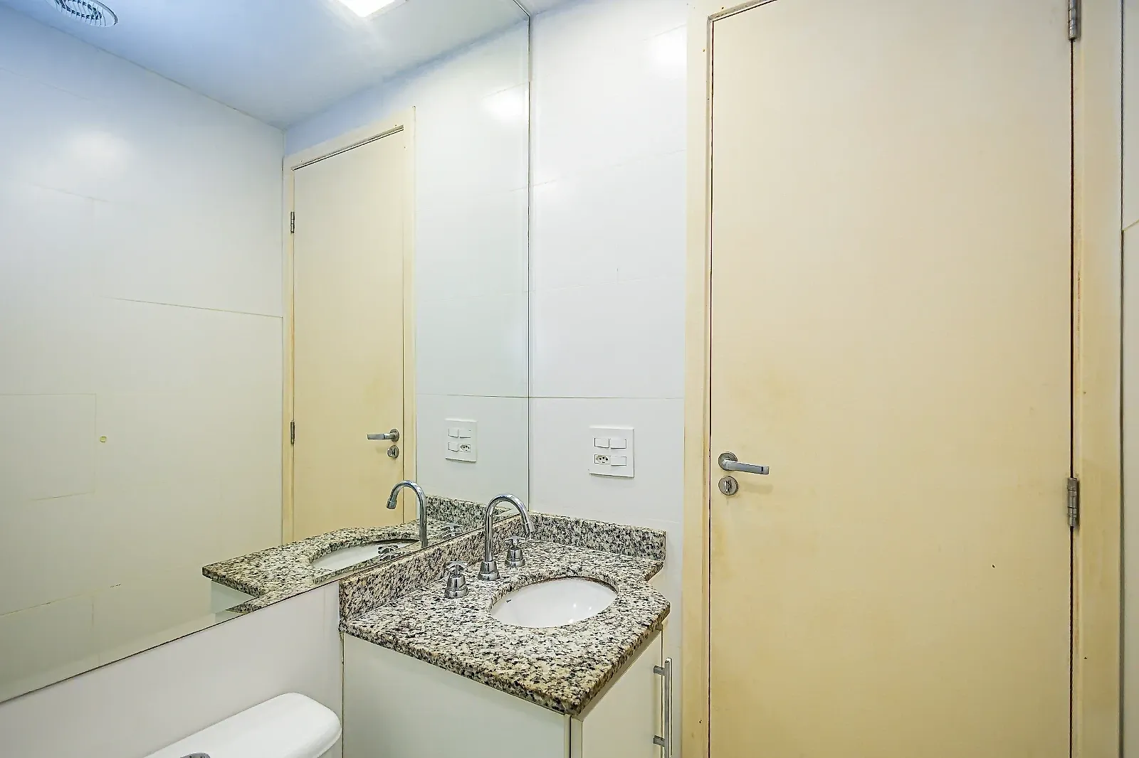2-bedroom 63 m² apartment with a glass balcony — photo 96