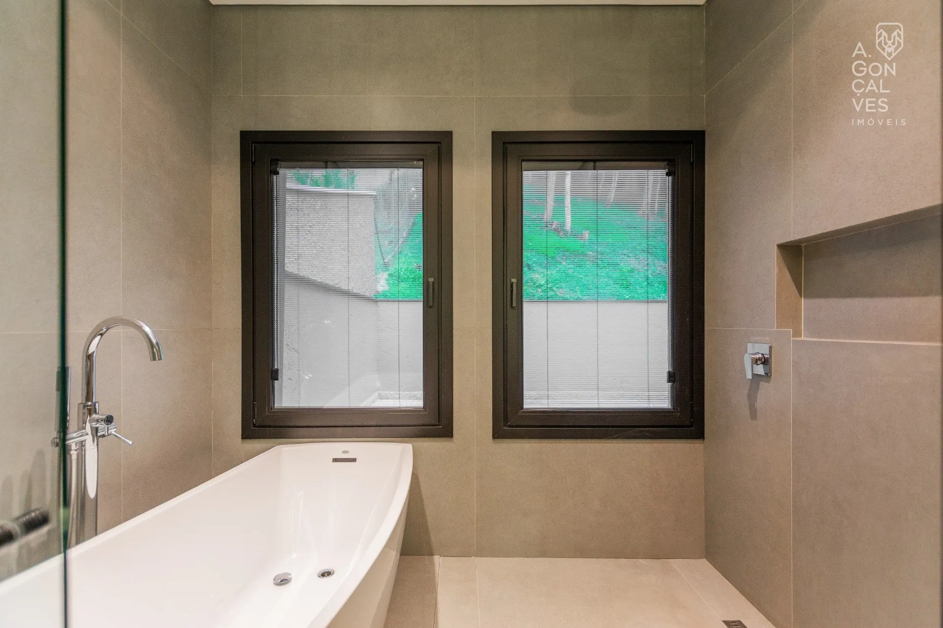 Furnished house with 4 bedrooms and 5 bathrooms — photo 42