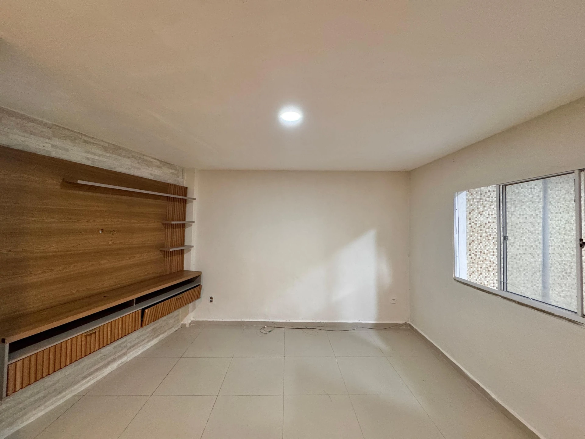 Balcony with a grill in a 2-bedroom house, 165 m² — photo 25