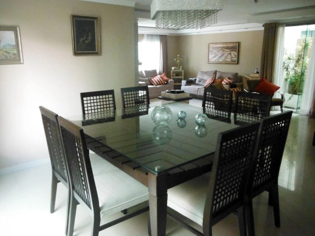 Furnished house with 4 en-suite bedrooms and open kitchen
