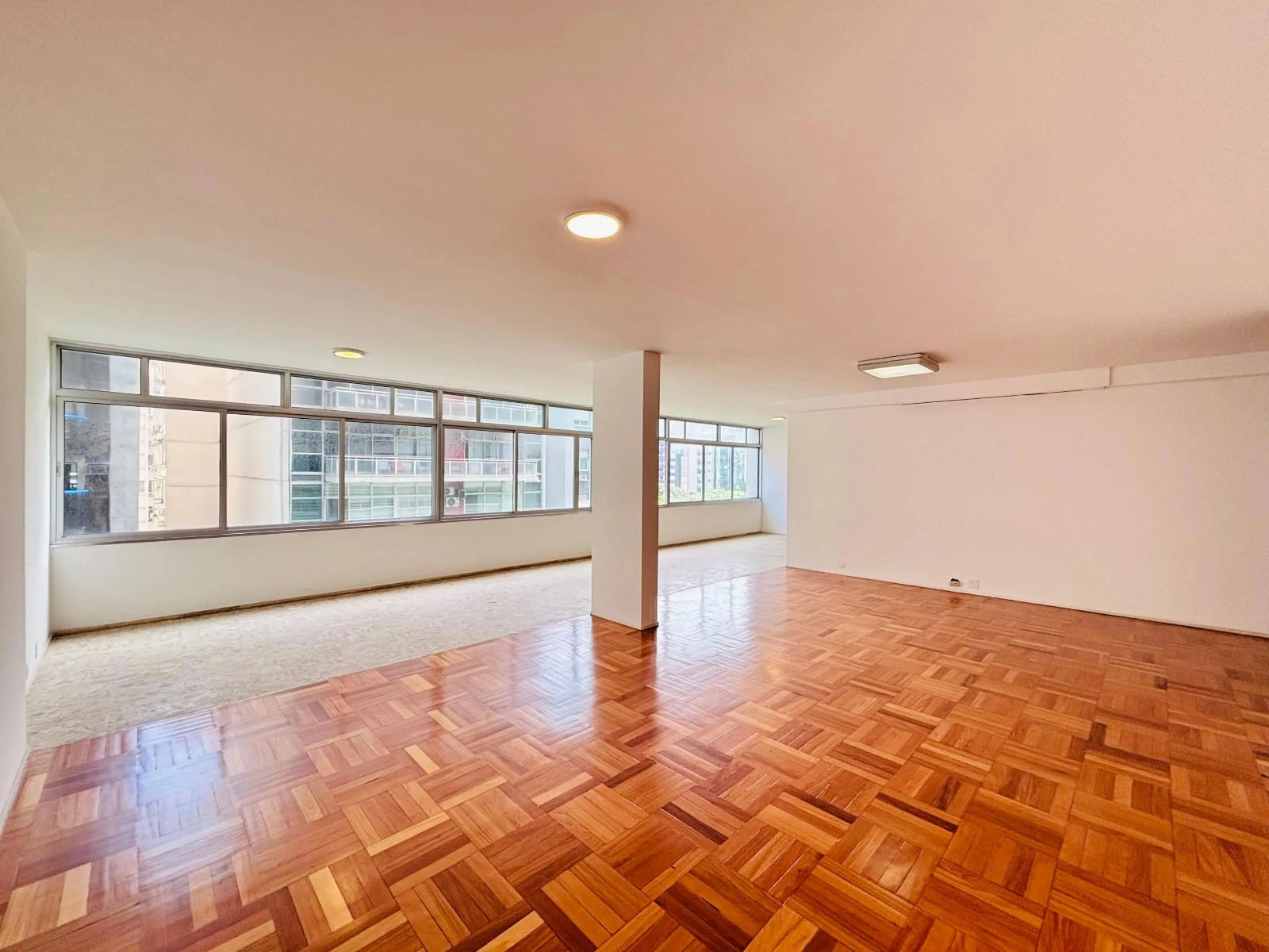 Apartamento de 328 m² com banheira e vista para a água