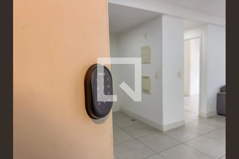 One-bedroom apartment in a building with a gym — photo 42