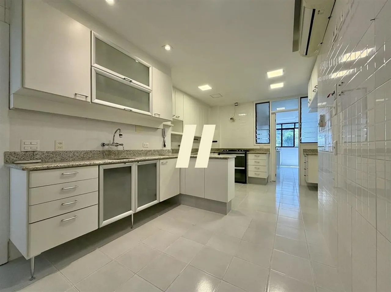 3-bedroom apartment with a bathtub in Rio de Janeiro — photo 2