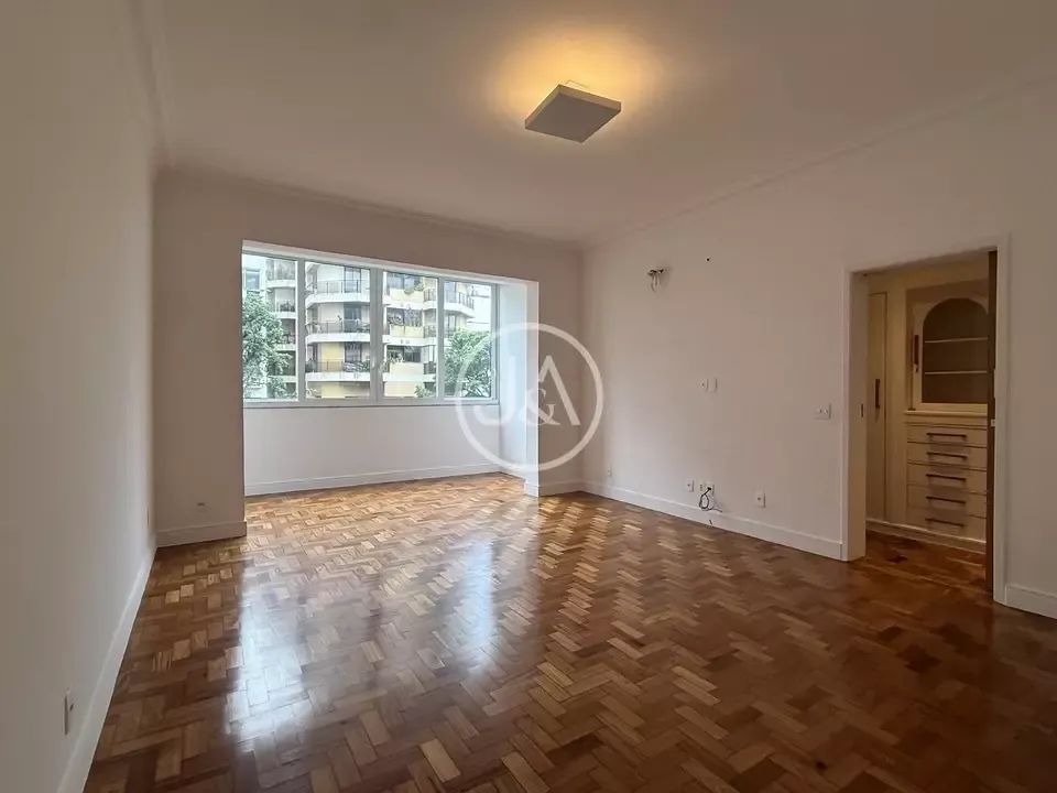 Apartment, 127 m², with wood or laminate floors — photo 6