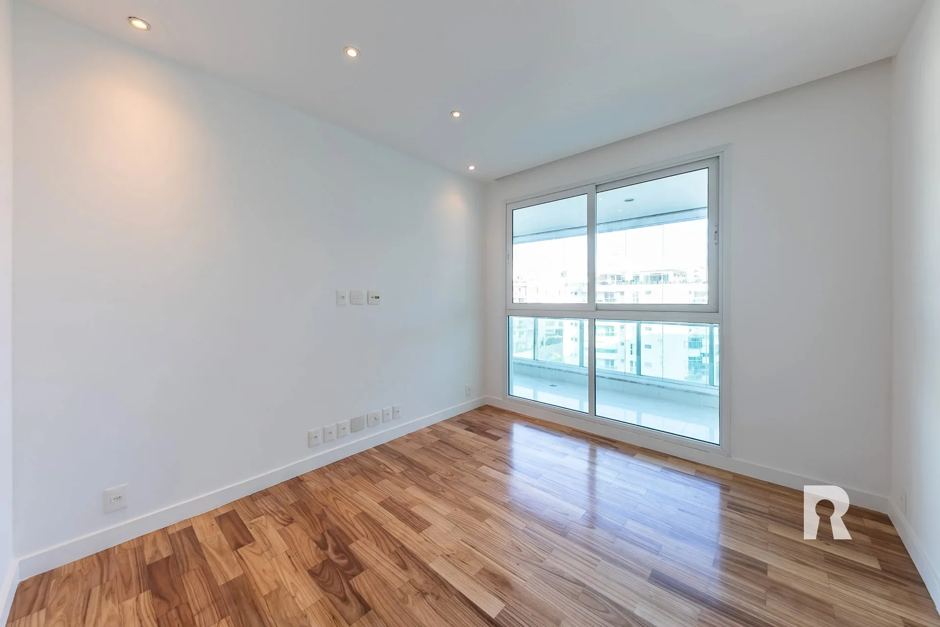 4-bedroom, 5-bath apartment with a balcony — photo 25
