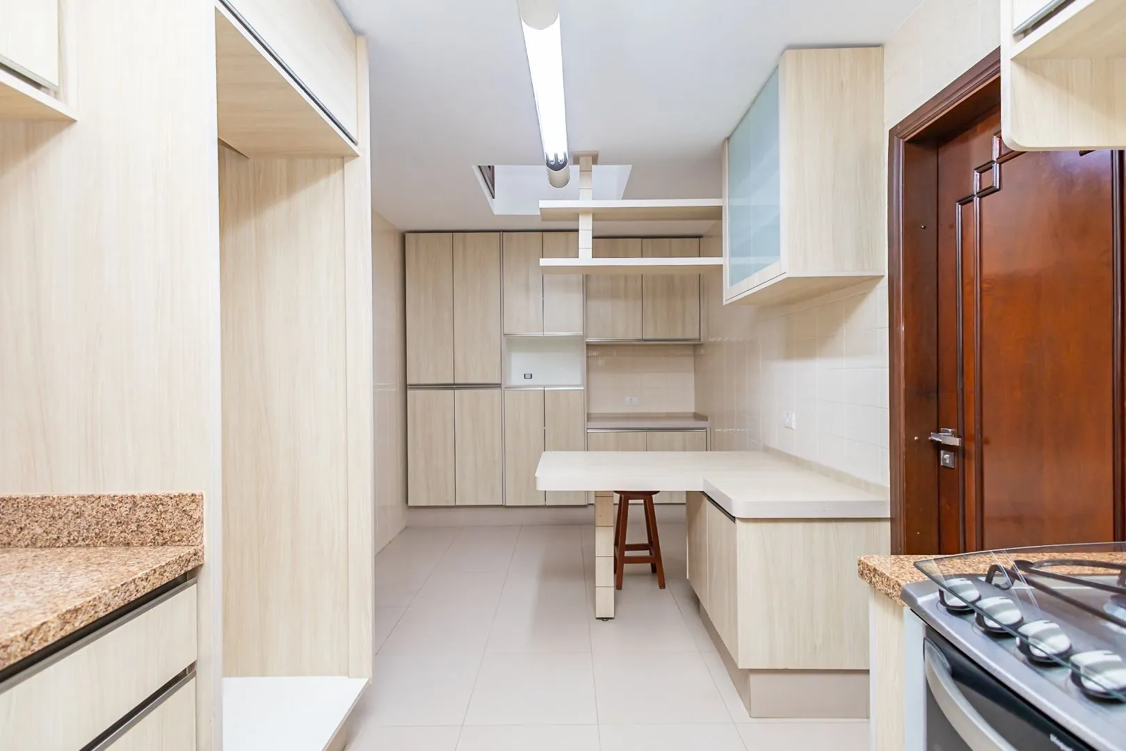 Rental house with 4 bedrooms and 5 bathrooms across 550 m² — photo 36