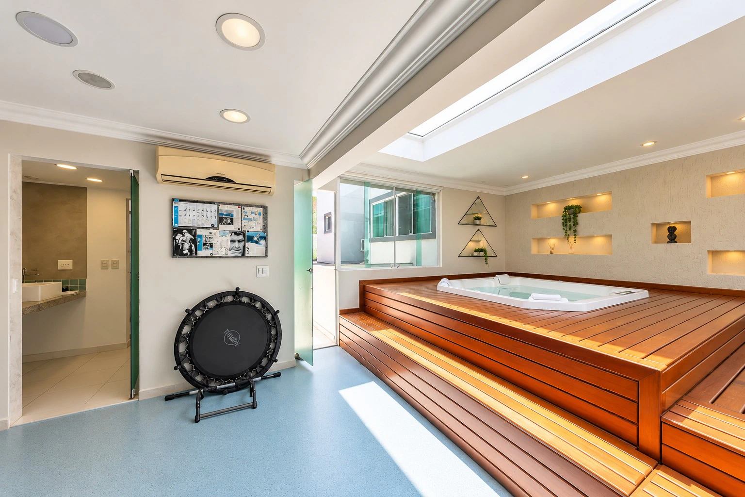 Furnished house, 1100 m², with a glass-enclosed balcony — photo 12