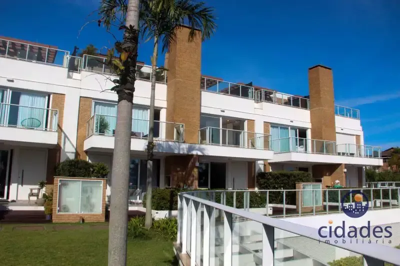 Condo house with 4 en-suite bedrooms and 3 parking