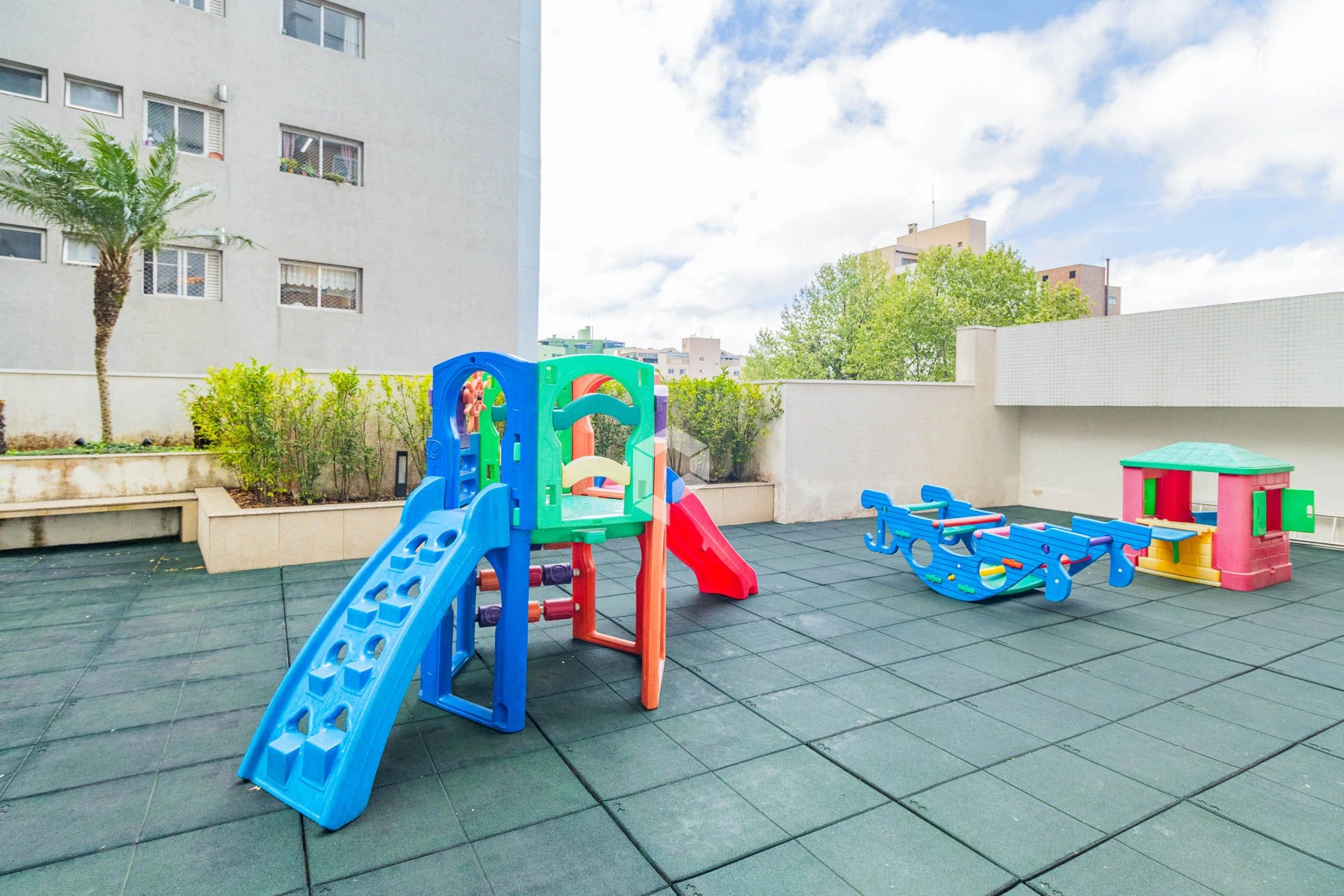 Balcony with a grill in a 2-bedroom apartment, 99 m² — photo 27