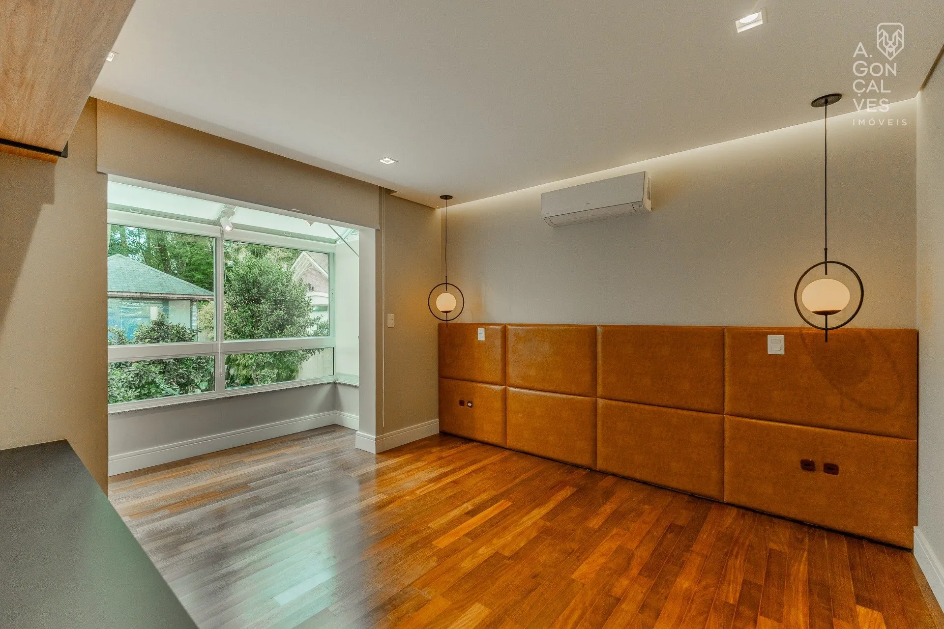 House with 4 bedrooms and 5 bathrooms, 5 parking spots — photo 45