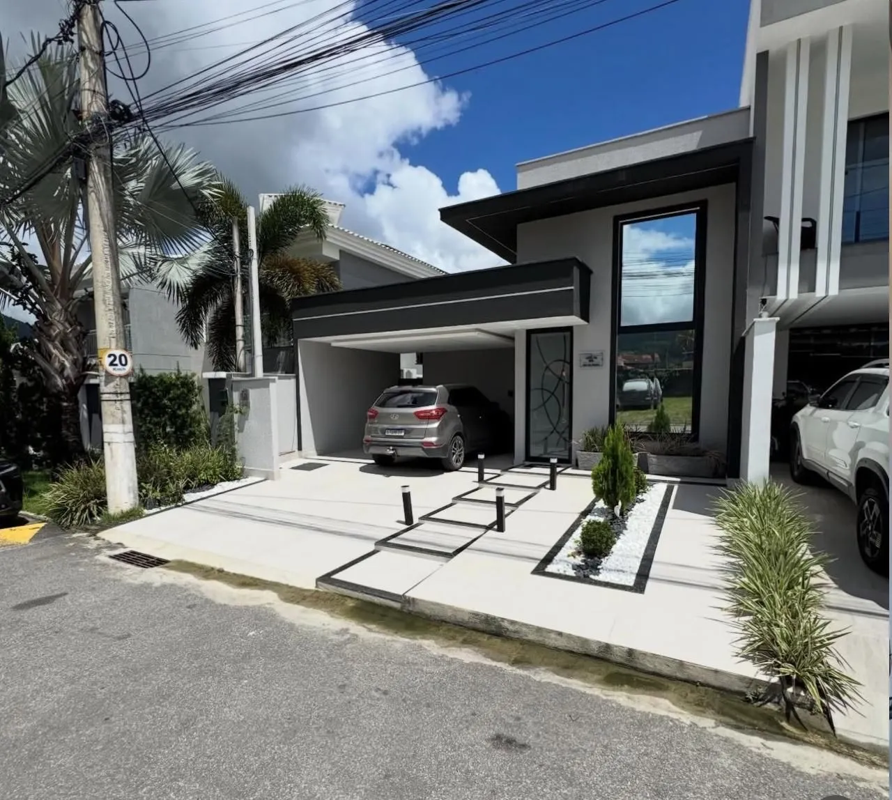 Balcony with a grill in a 3-bedroom house, 250 m² — photo 5