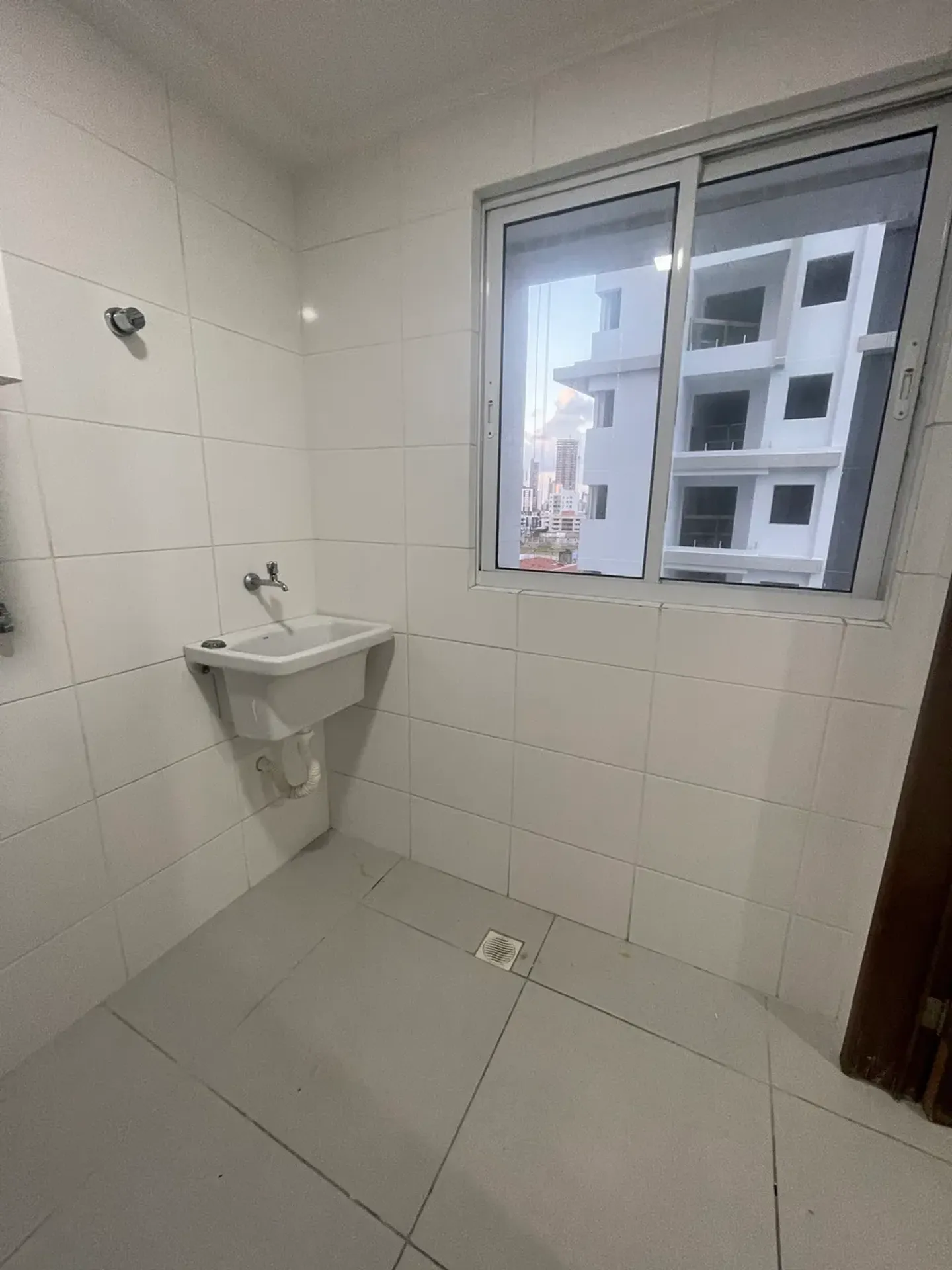 Glass-enclosed balcony in a 4-bedroom apartment, 115 m² — photo 21