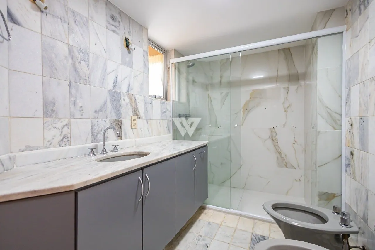 Apartment with wood floors, 4 bedrooms and glass balcony — photo 16