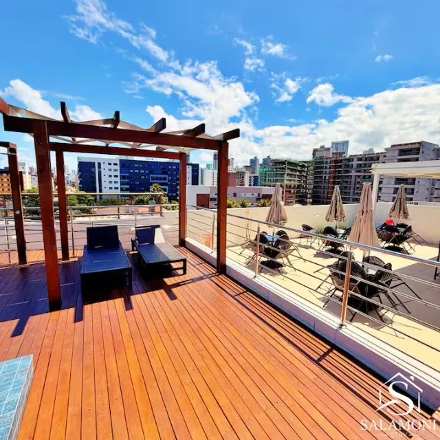 One-bedroom apartment in a building with a pool