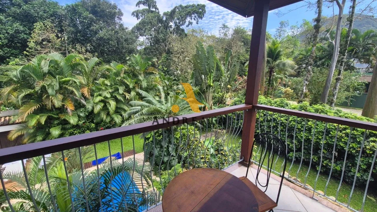 Casa de 307 m² com janelas do piso ao teto e banheira — photo 38