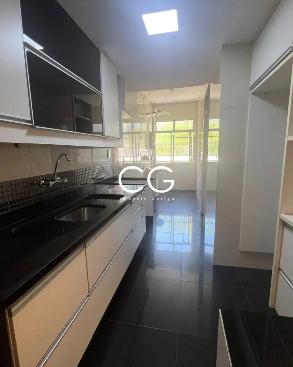 Unfurnished 3-bedroom apartment with balcony — photo 10