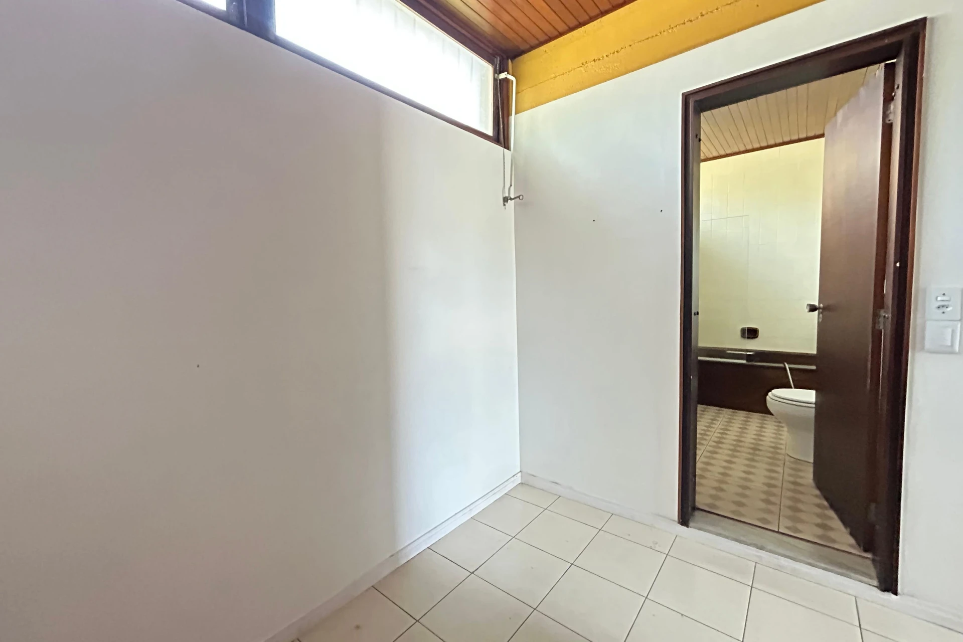 300 m² house with a jacuzzi and a bathtub — photo 27