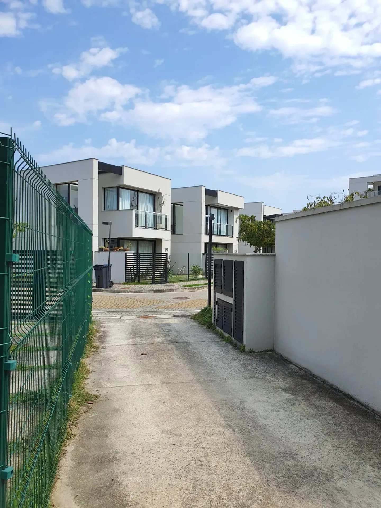 Floor-to-ceiling windows in a 4-bedroom house, 366 m² — photo 29