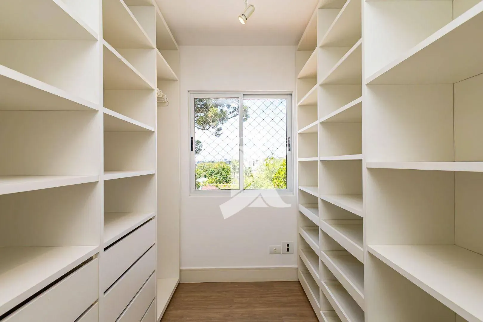 3-bedroom house with a home office — photo 3