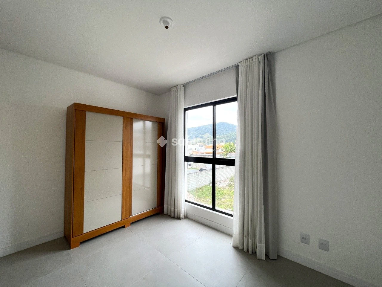 Balcony with a grill in a 2-bedroom apartment, 59 m² — photo 9