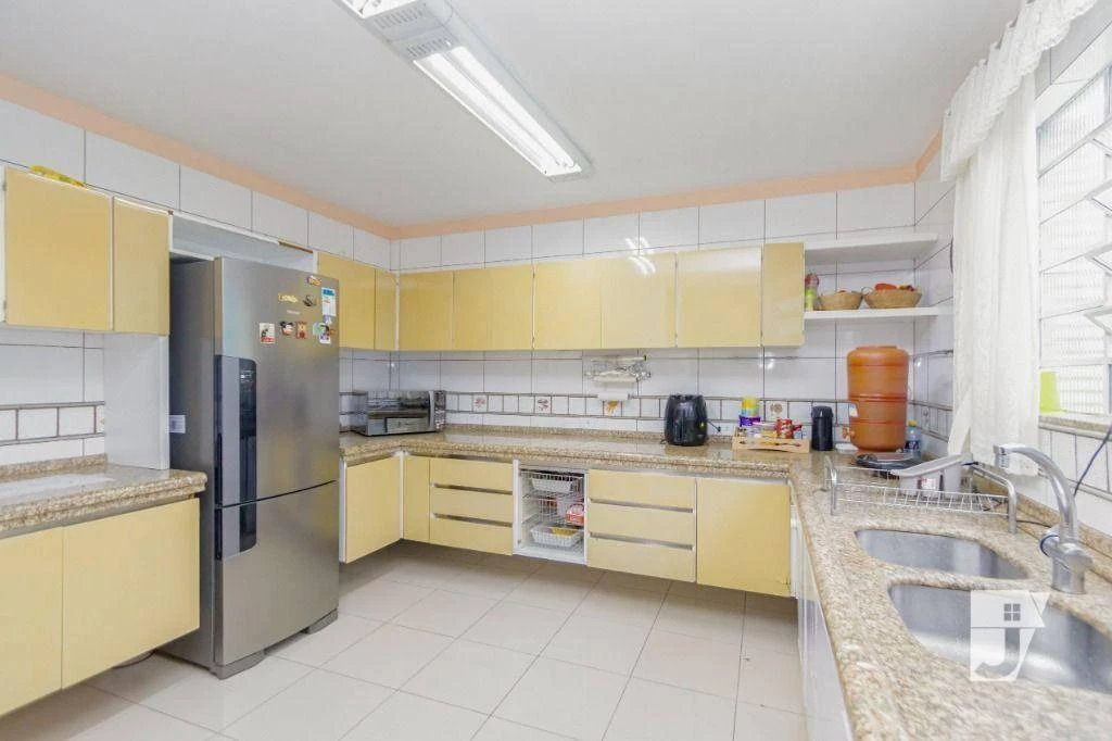 Ванна та 4 спальні: будинок 258 м²