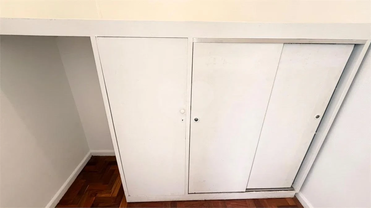 Wood or laminate floors in a 3-bedroom apartment, 91 m² — photo 36