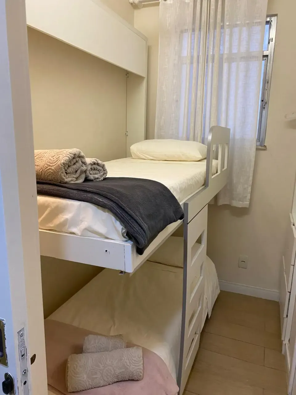 Furnished apartment with glass shower and electric showerhead — photo 4