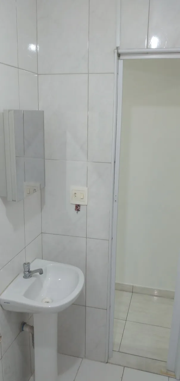Unfurnished 1-bedroom apartment with elevator and glass shower — photo 9