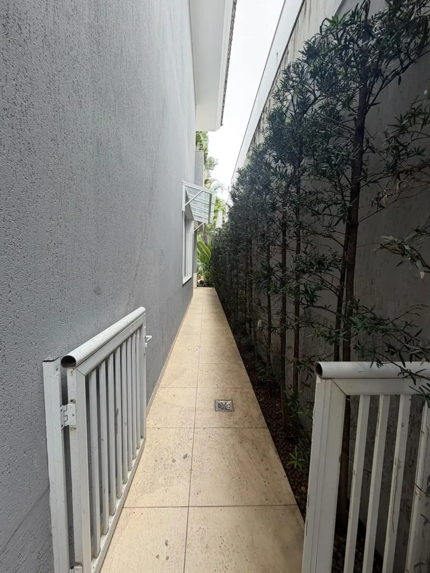 700 m² house with a garden and a bathtub — photo 31