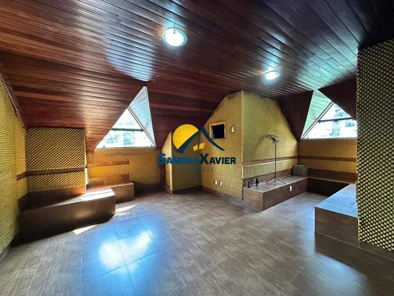 Casa com 4 quartos e 5 banheiros, varanda com churrasqueira — photo 26