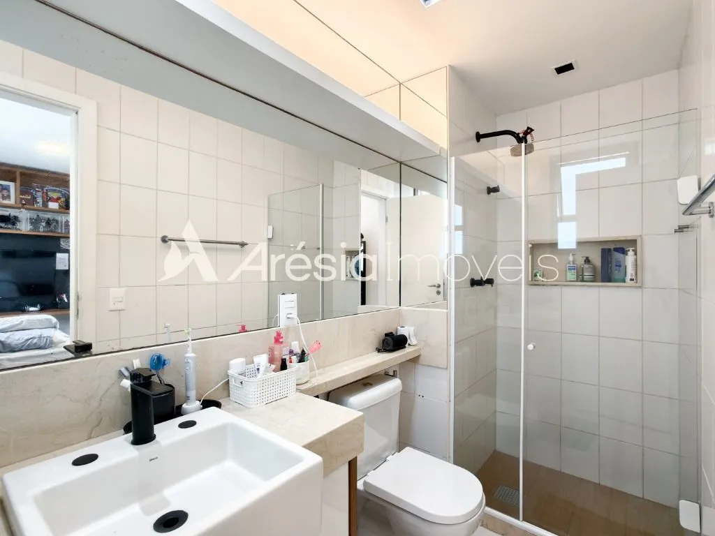 Balcony with a grill in a 4-bedroom apartment, 178 m² — photo 36