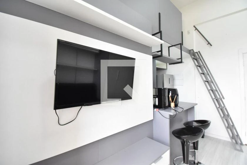 One-bedroom apartment in a building with a gym — photo 9