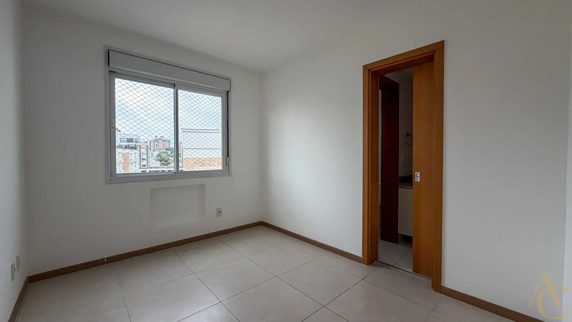 149 m² furnished apartment with a built-in grill on the balcony — photo 3