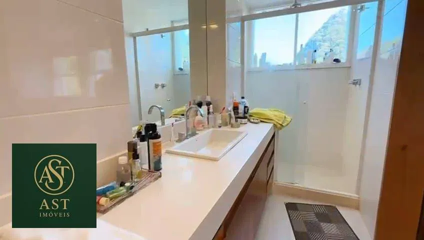 686 m² house with floor-to-ceiling windows and a bathtub — photo 75