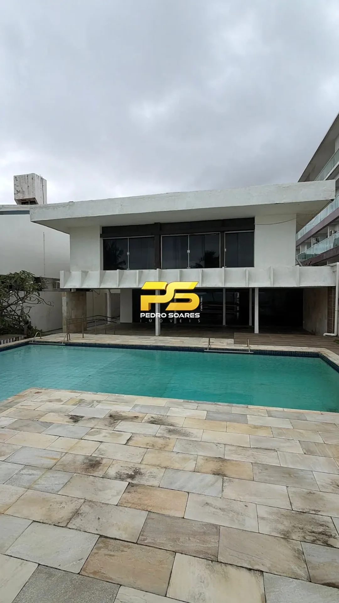 650 m² house with 4 bedrooms and 4 suites to rent