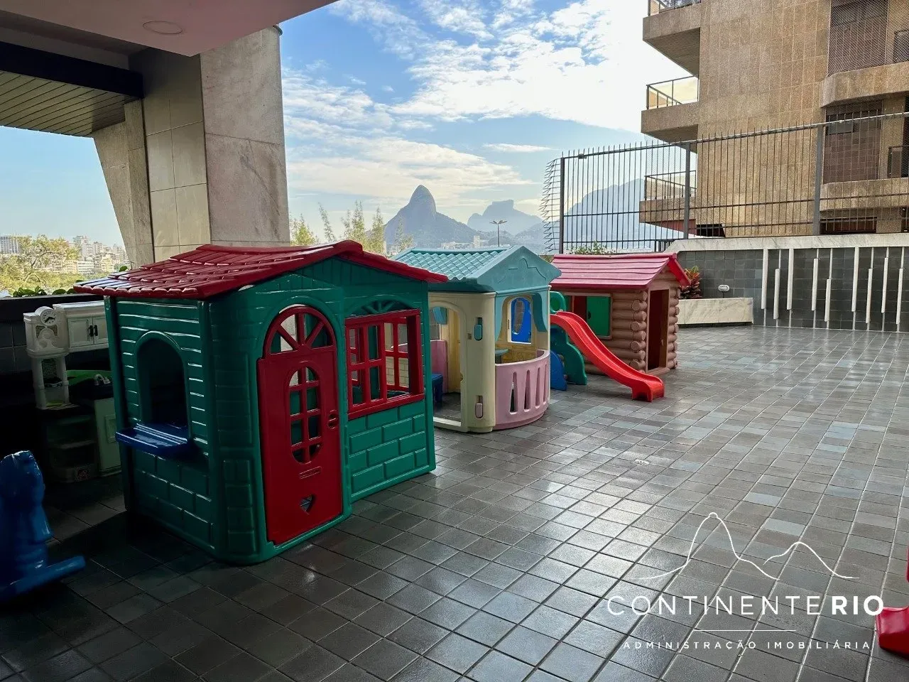 Apartamento con 4 dormitorios y balcón acristalado — photo 31